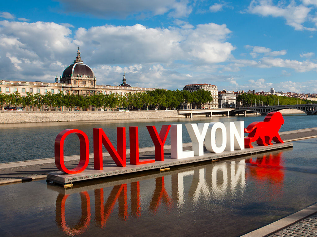 Lyon de jour sur les quais avec le monument ONLYLYON – Zone d'intervention